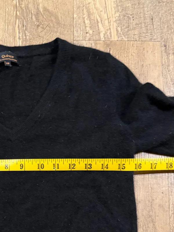 Quince Mongolian Cashmere V-Neck Sweater xs - Image 4