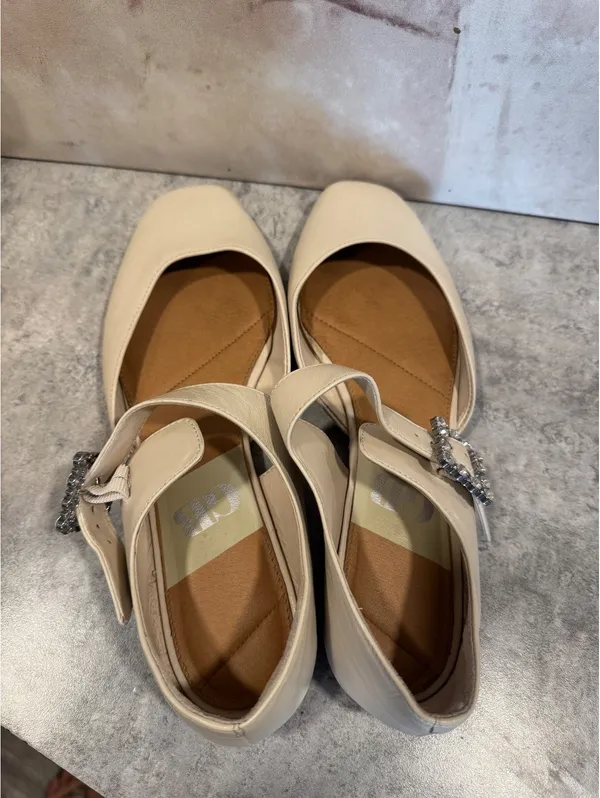 GB Mary Jane ballet flats, ivory low heels, Size 10 - Image 2