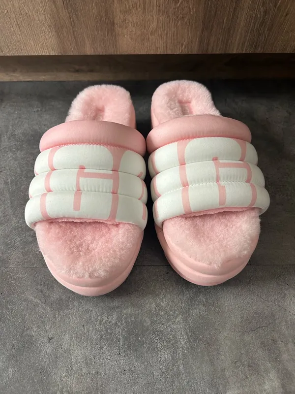 UGG Maxi Slide Slippers Logo Pink Scallop Women’s Size 8 NEW - Image 2