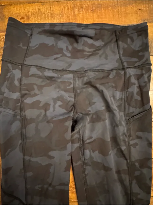 LULU🍋 Fast n‎ Free Camo Crop - Image 3