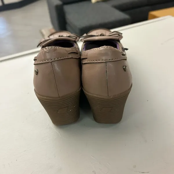Skechers Women's Brown Loafers with Fringe and Bow size 8. - Image 4
