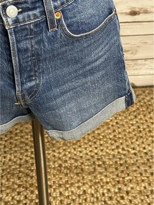 Levi's Wedgie Short medium wash cuffed denim jean short Size 27 coastal cowgirl - Image 4