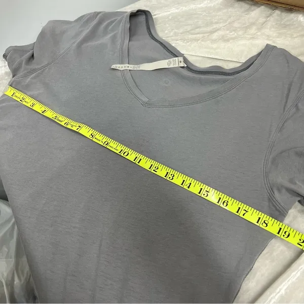 Lululemon size 6 Gray V-Neck Women's Top FLAWED - Image 7