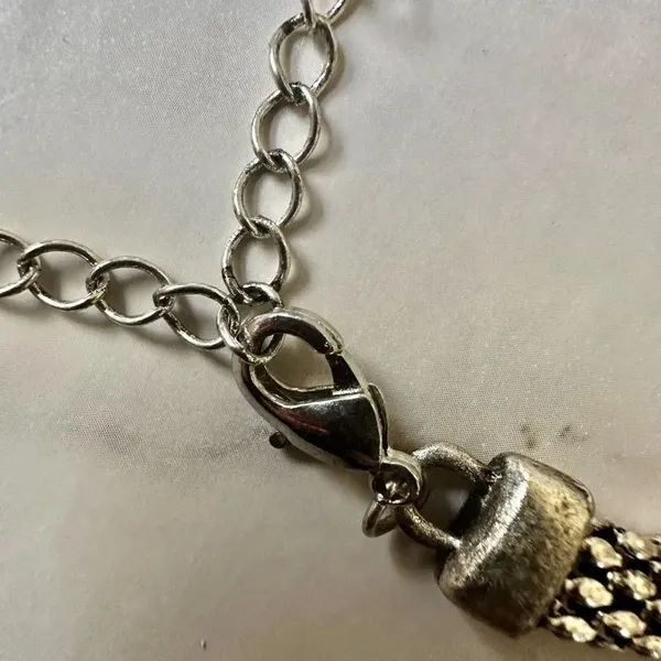 White silver tone pendant necklace - Image 7