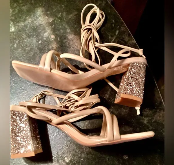 NIB Zelaproxy Women's Tan Strappy Lace up Glitter Chuncky Block Heels. Size:8 - Image 3