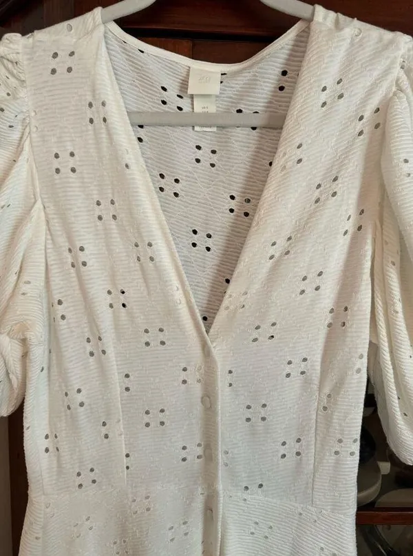 H&M white eyelet puff sleeve dress size small fits like medium - Image 4