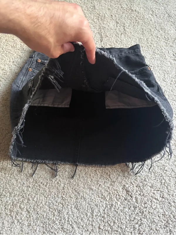 Levis Black/Grey Denim Mini Skirt summer Distressed Button Fly Raw Hem size 25 - Image 7