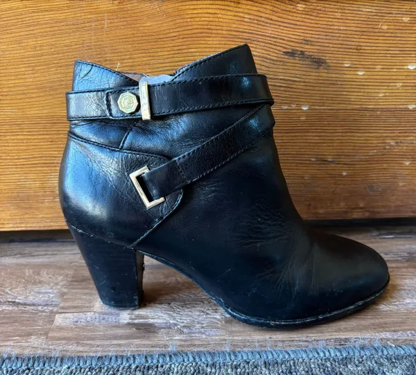 Louise et Cie Black Leather Heeled Booties with Gold Accents - Size 8 - Image 2