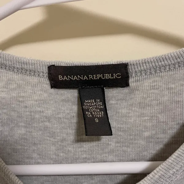 Banana Republic Women’s Grey Short Sleeve Shirt Size Small (Used) - Image 4