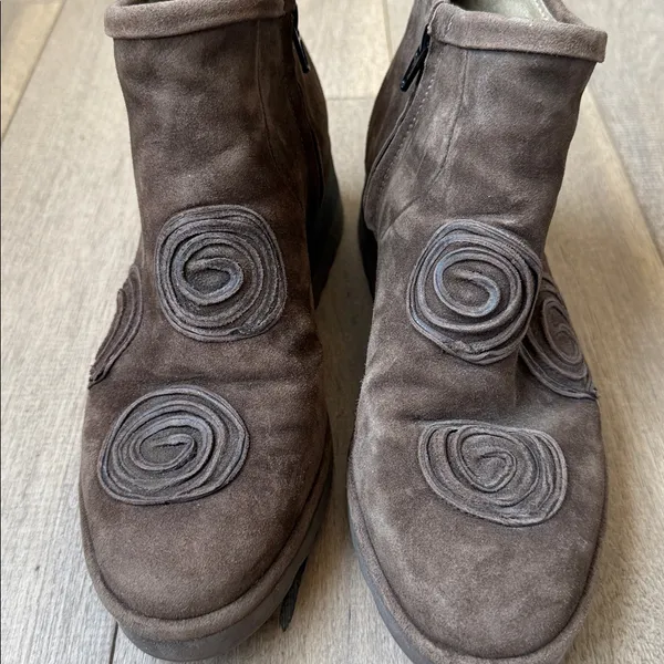 Fly London Dari Brown Suede Ankle Boots with Spiral Appliqué - Image 2