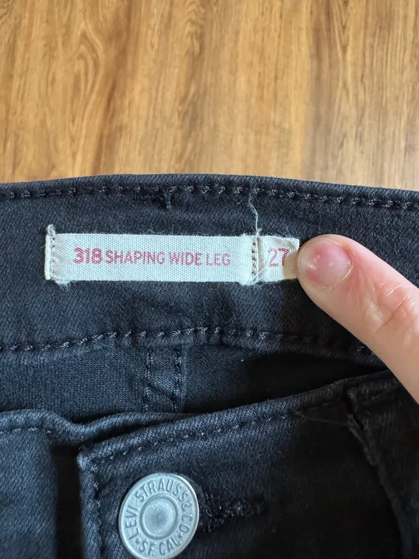 Levi’s 318 SHAPING WIDE LEG soft black women’s jeans - Image 2