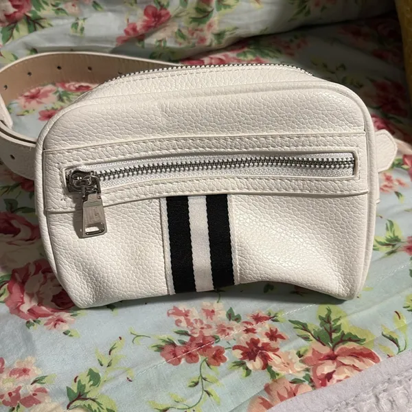 One size Steve Madden belted purse. - Image 6