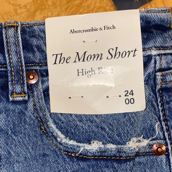 NWT!! Abercrombie & Fitch High Rise The Mom Short Medium Wash Denim Size 24 / 00 - Image 2