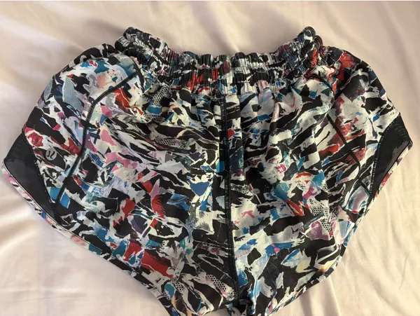 Lululemon Shorts Hotty Hot 2.5" - Image 2