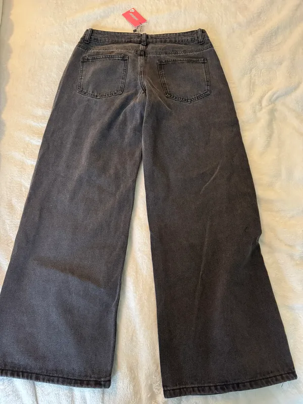 Edikted Petite Raelynn Washed Low Rise Jeans - Image 3
