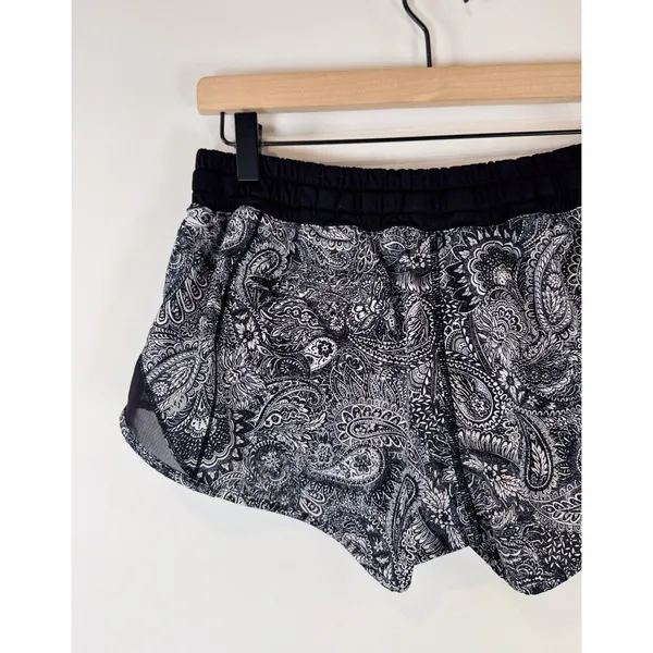 Lululemon Women Shorts Black Hotty Hot Paisley Low Rise Stretch Athletic Size 6 - Image 8