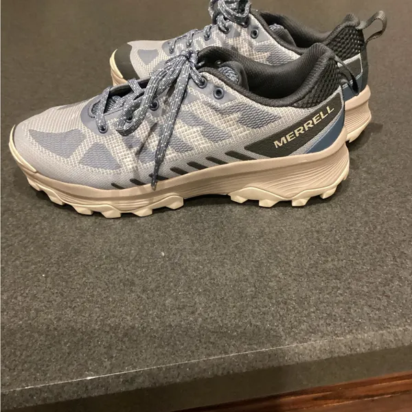 Women’s MERRELL hiking shoes 8.5 - Image 3