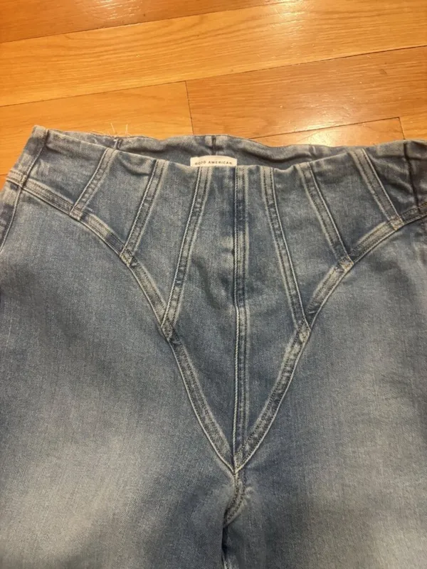 Good American Size 15 Light Wash Straight Leg Jeans with Seam Detail - Image 2