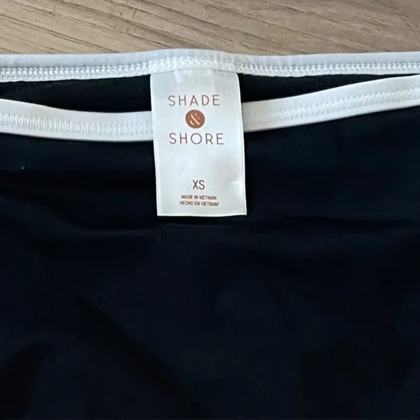Shade & Shore Black Bikini Bottom with White Trim size XS new - Image 4