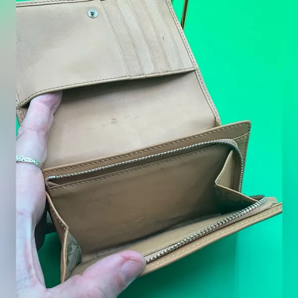 A Really sweet Beige Light Tan Y2K Coach Snap Leather Coach ID Wallet - Image 6