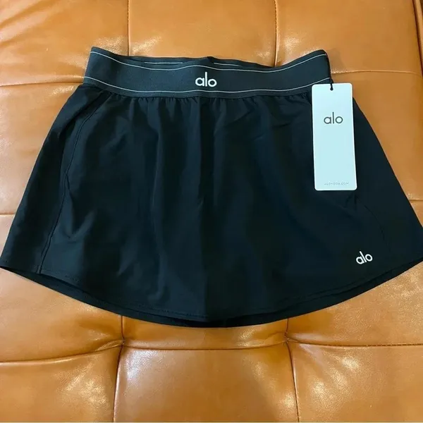 Alo Yoga black tennis skirt with built-in shorts and pockets - Image 3