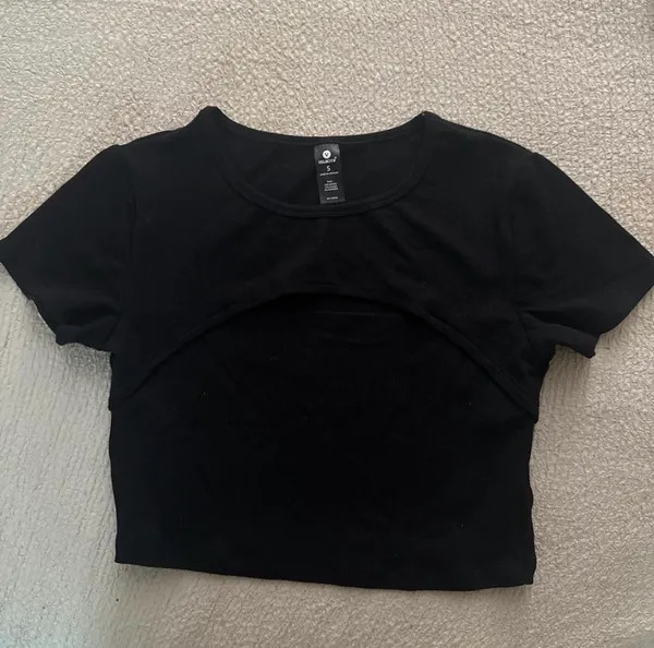 Cropped Athleisure Top Black - Image 3