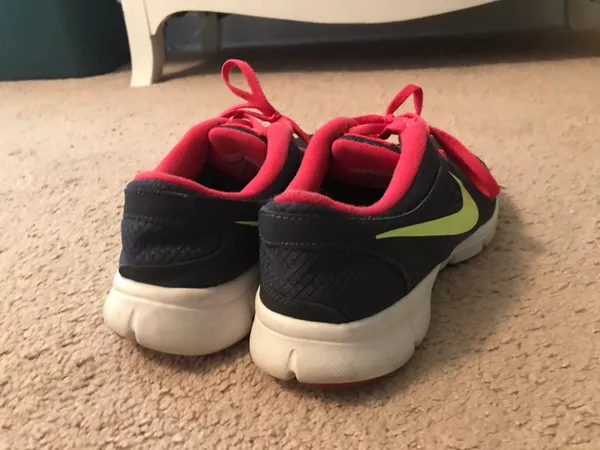 Nike Tennis Shoes - Image 6