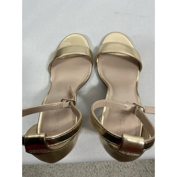 Womans NWOT The Drop Strappy Sandals 9 Gold Block Heel Open Toe - Image 6