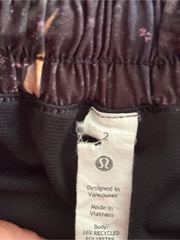 Lululemon Hotty Hot Shorts Size 2 - Image 3