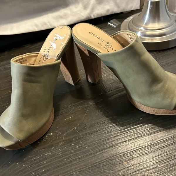 Chinese Laundry Women's olive Mules - Image 3