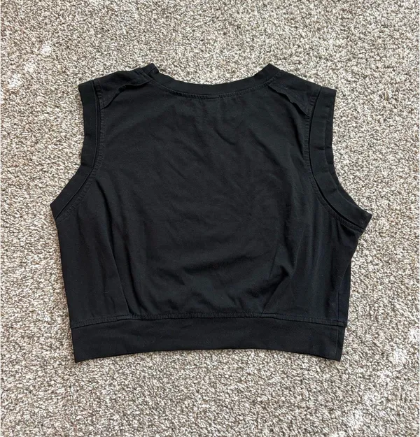 Cropped Workout Tank Black - Image 2