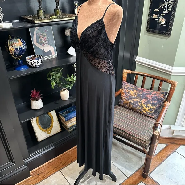 Vintage 1980s In Bloom Nightgown – Size L – Black Nylon with Rose Lace Bust - Image 7