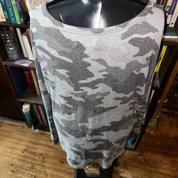 Lucky Brand gray camo cozy XL long sleeve scoop neck top - Image 2