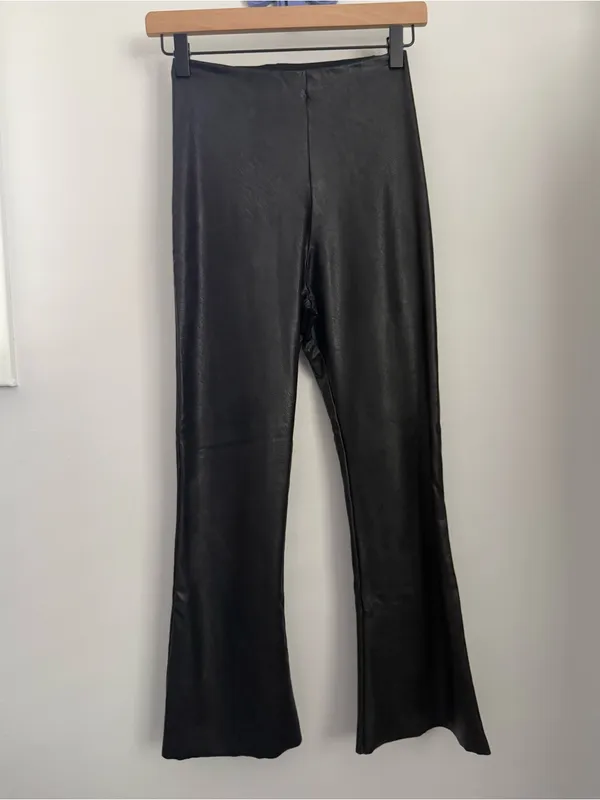 COMMANDO Medium FAUX LEATHER CROP FLARE LEGGING BLACK Office Career - Image 2