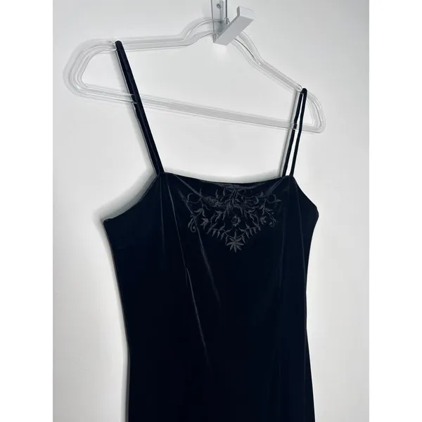 Dressbarn Collection 1990s Black Velvet Embroidered Gown formal sexy 6 - Image 8