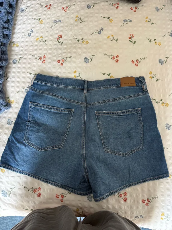 Super High-Waisted Relaxed Denim American Eagle Strigid Shorts - Image 2