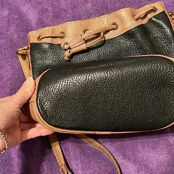 Liz Claiborne black and tan leather crossbody handbag in GUC - Image 4