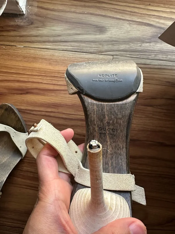 Gucci ecru suede leather wood heel - Image 4
