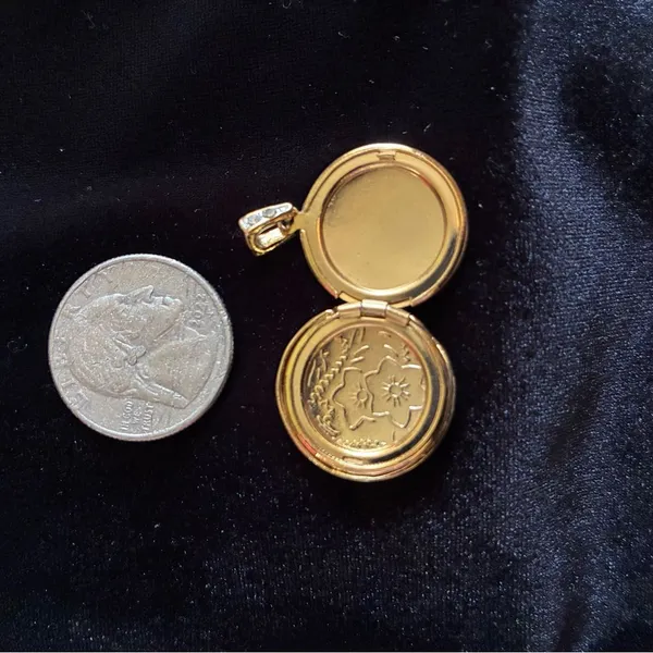 Locket pendant with an angel motif and rhinestone - Image 2