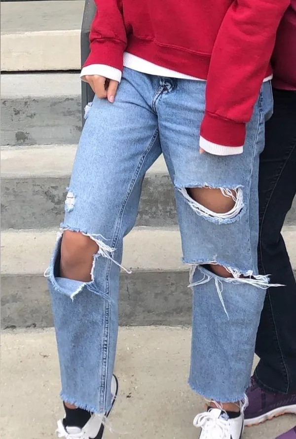 Lightwash distressed jeans - Image 4