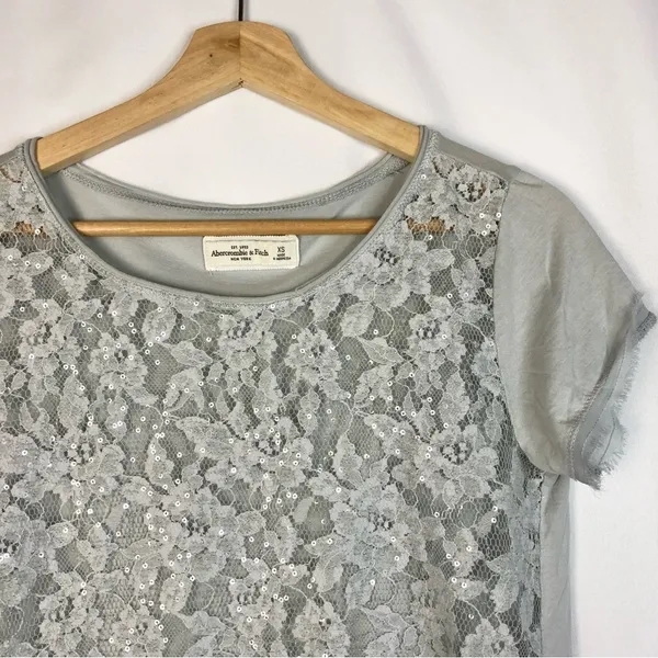Abercrombie & Fitch Light Gray Lace Front Short Sleeve Top‎ XS - Image 3