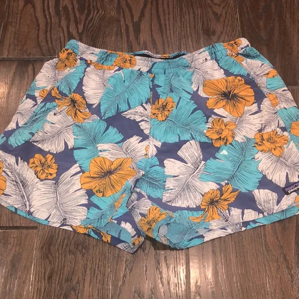 Patagonia floral shorts with pockets size large - Image 2