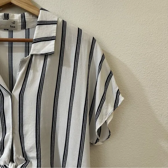 Aritzia Wilfred Navy White Tie Front Blouse‎ Size XS - Image 6
