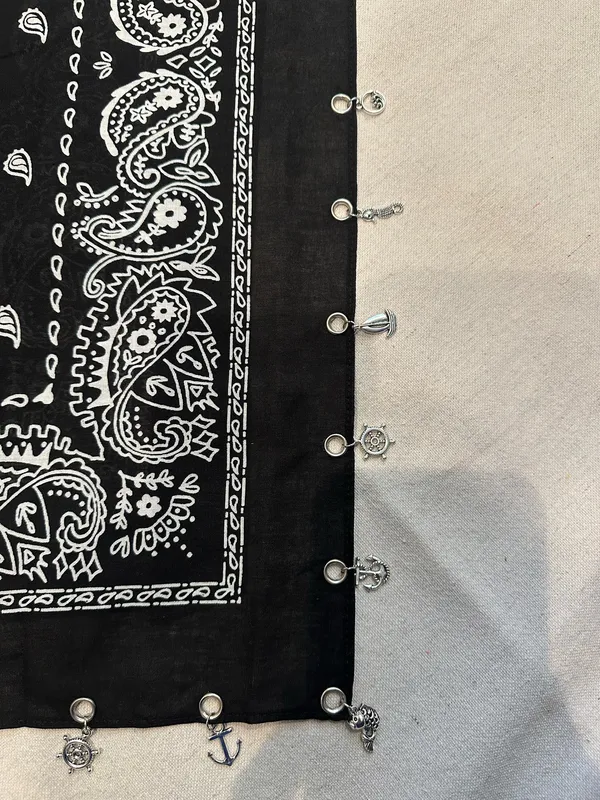 New black bandanna with silver charms - Image 5