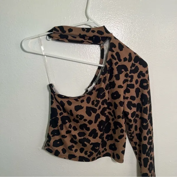 Le Lis Women's Size Medium One Shoulder Crop Top Animal Print Mock Neck Long Slv - Image 7