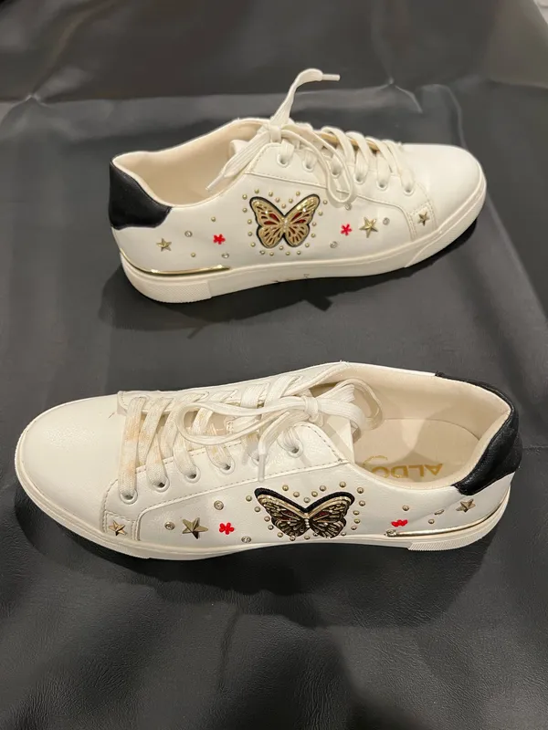 Aldo white sneakers with gold star and red flower embellishments, size US 9 - Image 3
