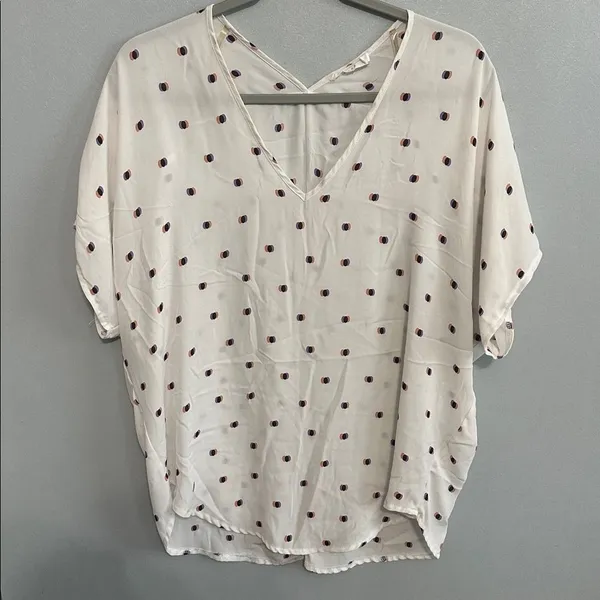 Lush Womens Blouse White Geometric Dot V-Neck Relaxed Short Sleeve M - Image 2
