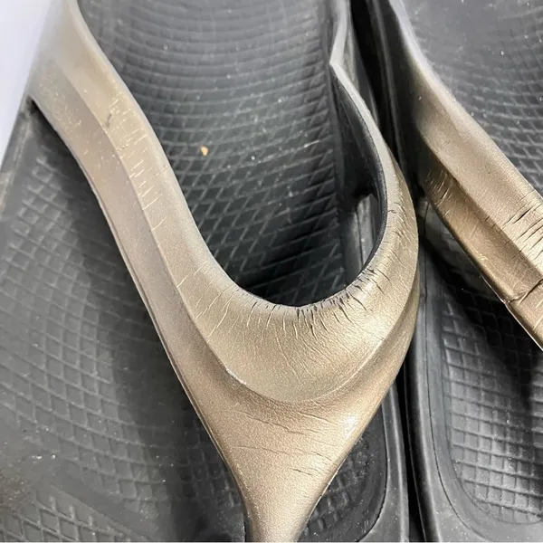 Oofos oolala sandals size 11‎ gold black - Image 4