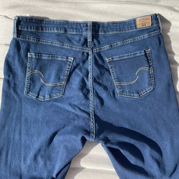 🌸Levi’s blue jeans Size 18 short petite w/ stretch mid-rise skinny women’s pant - Image 4