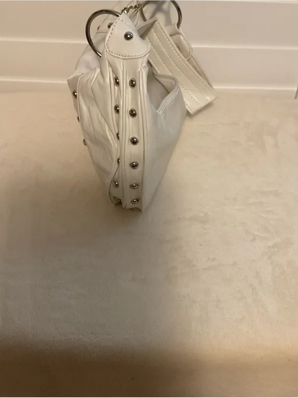 White Stud - Image 4